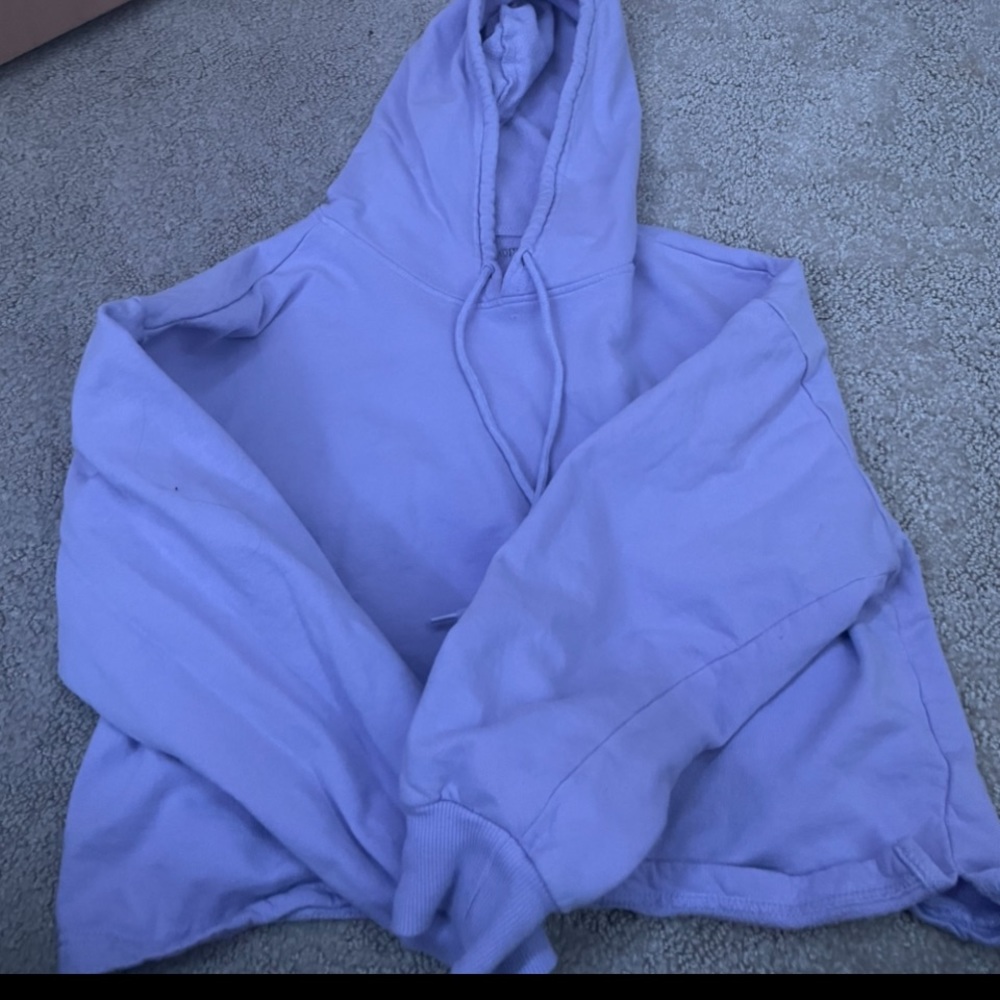 I’m selling this cropped hoodie it’s in good condition worn once!